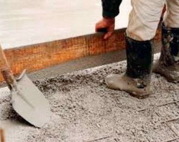 Разравнивание бетона с помощью правила